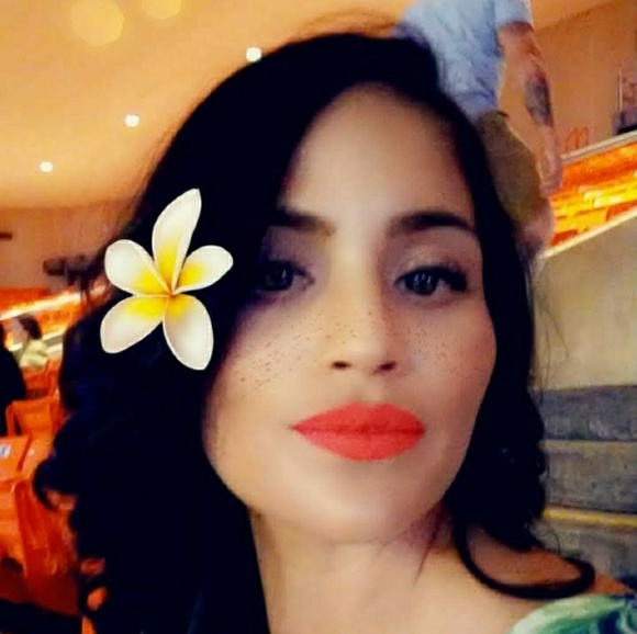 Meet your Posher, Laura - Picture 1 of 1